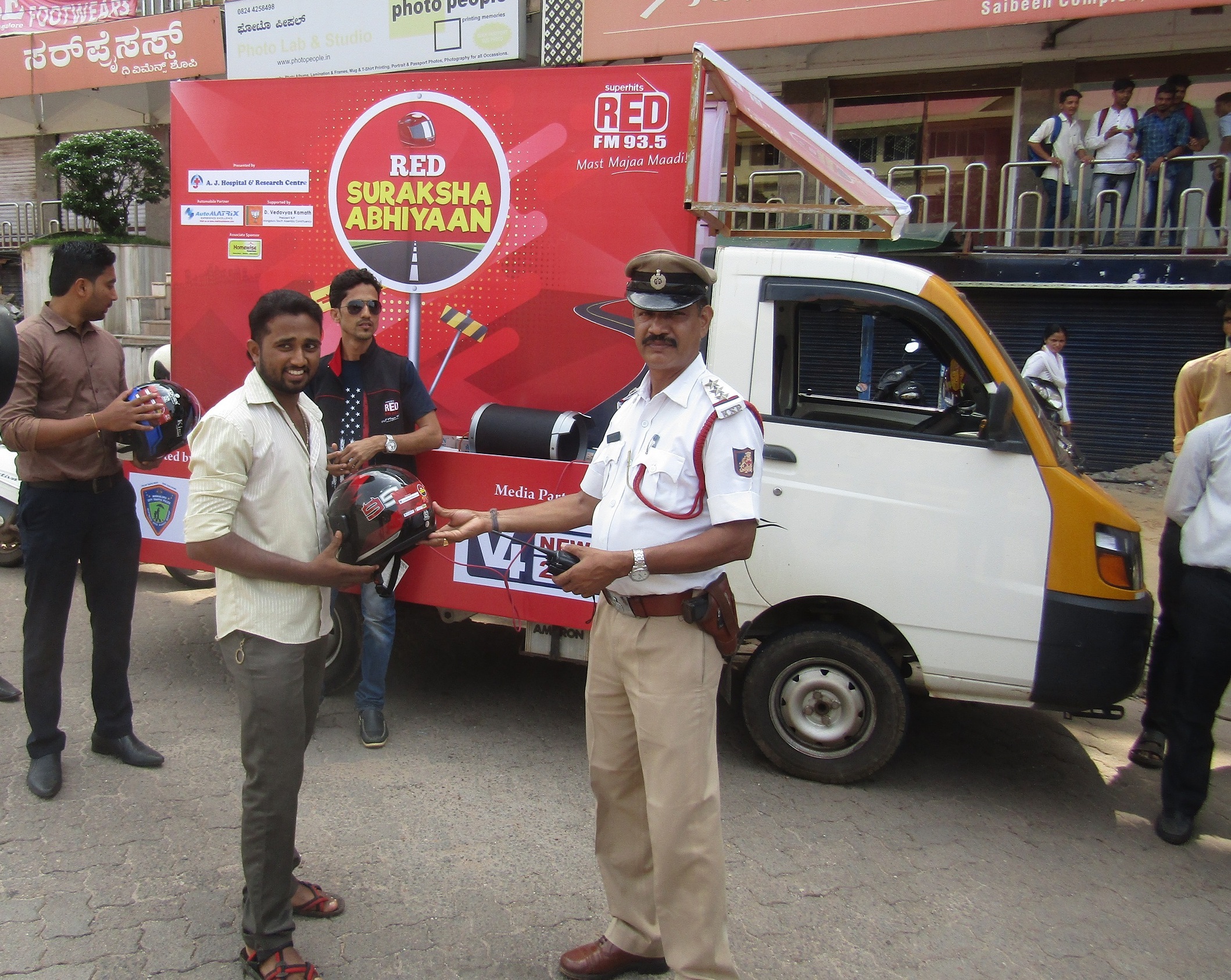 ಹೆಲ್ಮೆಟ್ ಧರಿಸಲು ಅಭಿಯಾನ